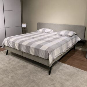 Stanford Luna XL boxspring in lichtgrijze Felix 130 bekleding met breed hoofdbord en zwarte nachttafels, toonzaalmodel Sint-Gillis-Waas – Verberckmoes
