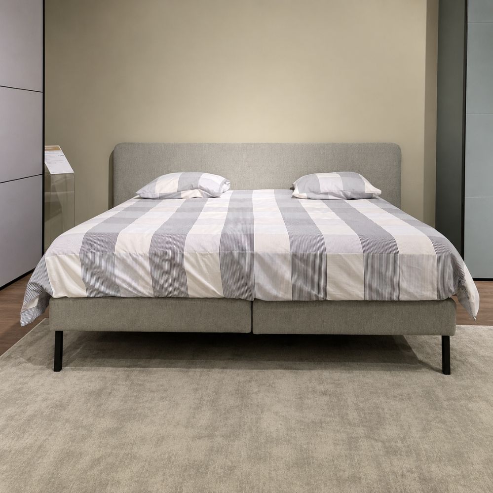 Vooraanzicht van Stanford Luna XL tweepersoonsboxspring van 180 x 200 cm in lichtgrijze stof, toonzaalmodel Sint-Gillis-Waas – Verberckmoes
