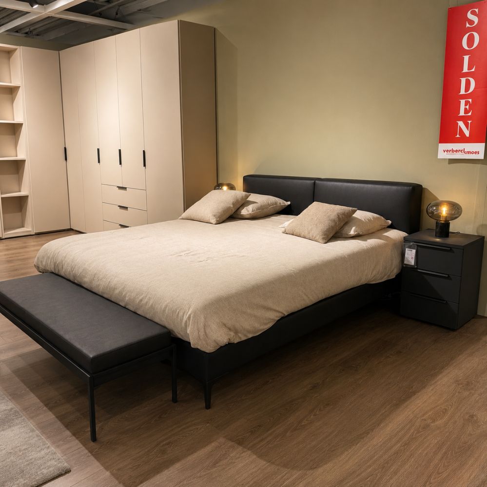 Schuin vooraanzicht van de Stanford Vienna boxspring exclusief matras in stof Nube 100 – toonzaalmodel Sint-Gillis-Waas – Verberckmoes