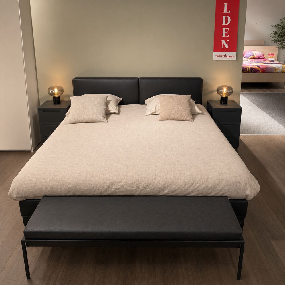 Vooraanzicht van de Stanford Vienna boxspring exclusief matras in stof Nube 100 – toonzaalmodel Sint-Gillis-Waas – Verberckmoes