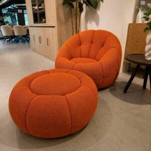 Stella Happy fauteuil met bijpassende Joy poef in oranje Sintra-stof, toonzaalmodel Sint-Gillis-Waas bij Verberckmoes