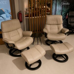 Stressless Ruby relaxfauteuil met voetenbank in lichtgrijs leder als toonzaalmodel bij Meubelen Verberckmoes in Sint-Gillis-Waas