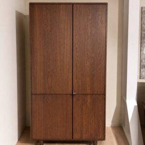 Theuns Sento hoge bergkast in Walnut light oak – toonzaalmodel Sint-Gillis-Waas