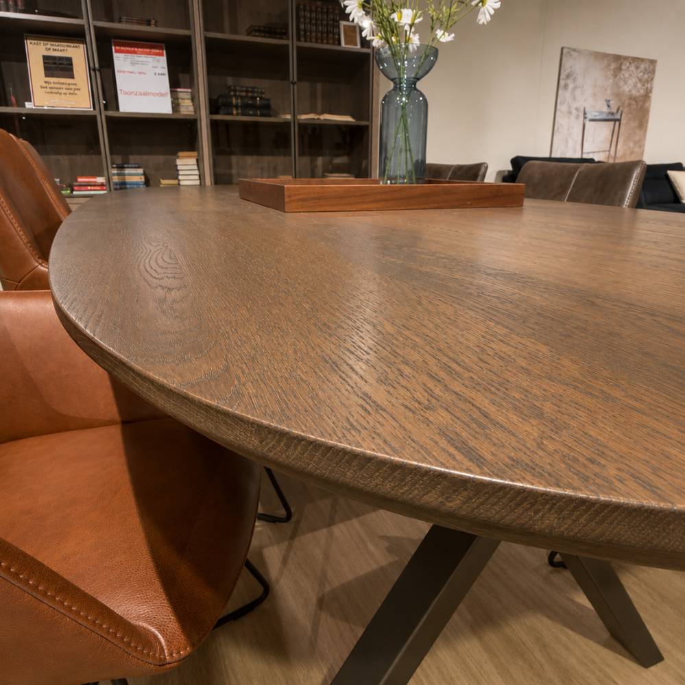 Detail tafelblad van de Vandenberghe Portland Gold eettafel van 250 x 110 cm – toonzaalmodel Sint-Gillis-Waas
