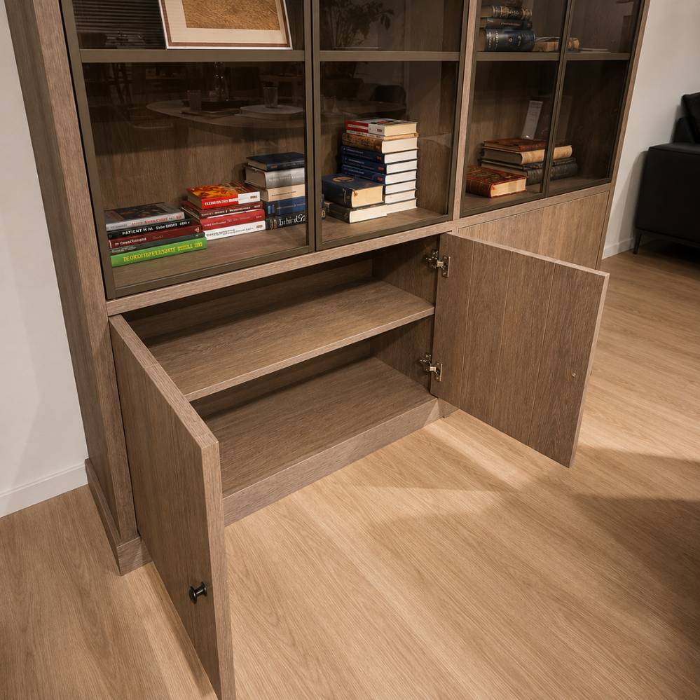 Opbergruimte achter de onderste houten deuren van de Vandenberghe Portland Gold vitrinekast – toonzaalmodel Sint-Gillis-Waas