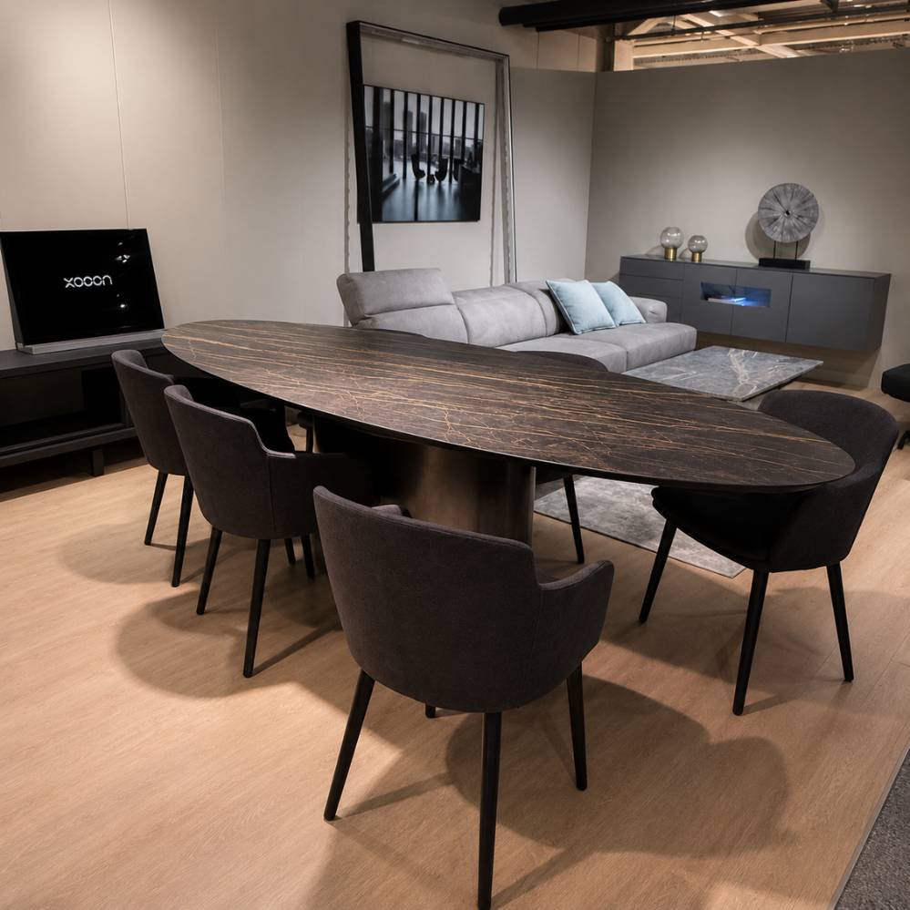 Set van 6 Vandenberghe Qube eetkamerstoelen in zwarte stof Queens rond een ovale eettafel, toonzaalmodel Sint-Gillis-Waas.
