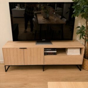 Vandenberghe Qube tv-meubel in loog wit met 2 deuren, open nis en lade – toonzaalmodel Sint-Gillis-Waas