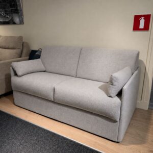 Vooraanzicht van Vitarelax Flipper driezit zetelbed in lichte stoffen bekleding – toonzaalmodel Sint-Gillis-Waas – Verberckmoes