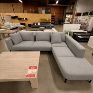 XOOON Brampton hoekbank in grijze Vada-stof met ottomane rechts, outletmodel tijdens de Magazijnverkoop XXL in Sint-Gillis-Waas