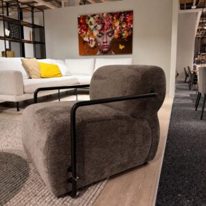 XOOON Brentino fauteuil in Enzo stof lava als toonzaalmodel in Sint-Gillis-Waas