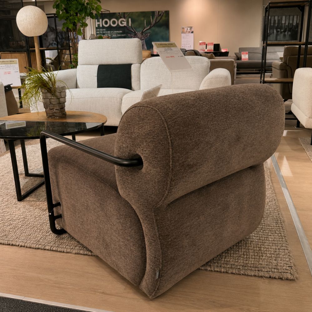 Achterzijde van de XOOON Brentino fauteuil in lavakleurige stof