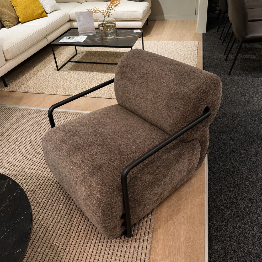 XOOON Brentino fauteuil met zwart metalen frame en doorlopende armleuningen