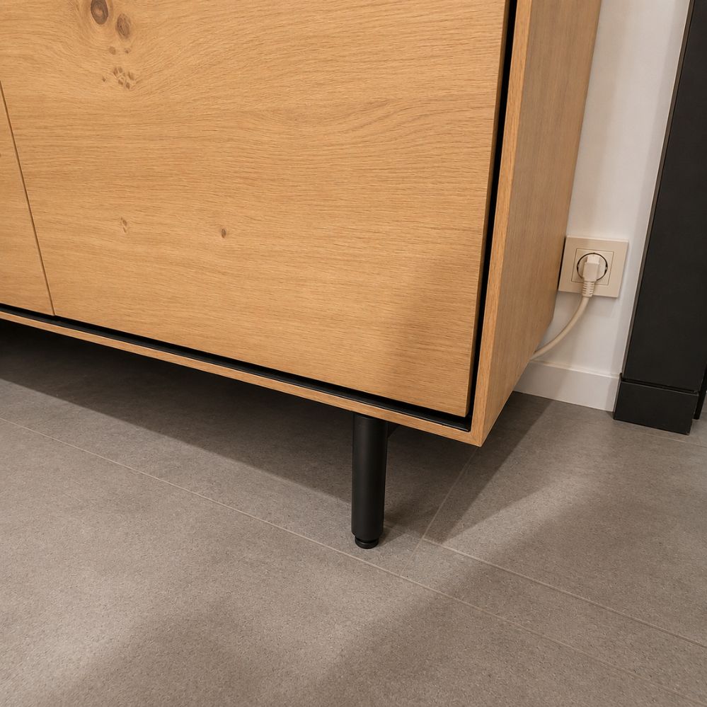 Detail van de zwarte metalen poten en natural eikenfineer van de XOOON Elements dressette – toonzaalmodel Sint-Gillis-Waas