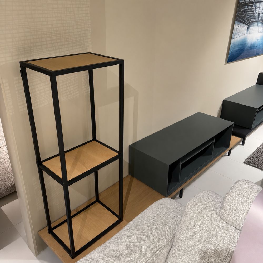 XOOON Elements platform met open box en zwarte metalen accenten als toonzaalmodel
