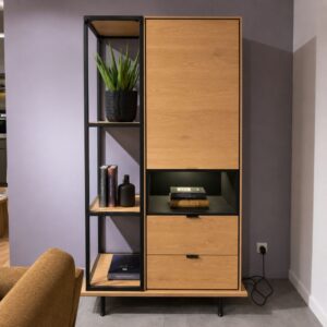 XOOON Elements wandkastopstelling in natural eikenfineer met boekenkast, bergkast en platform – toonzaalmodel Sint-Gillis-Waas