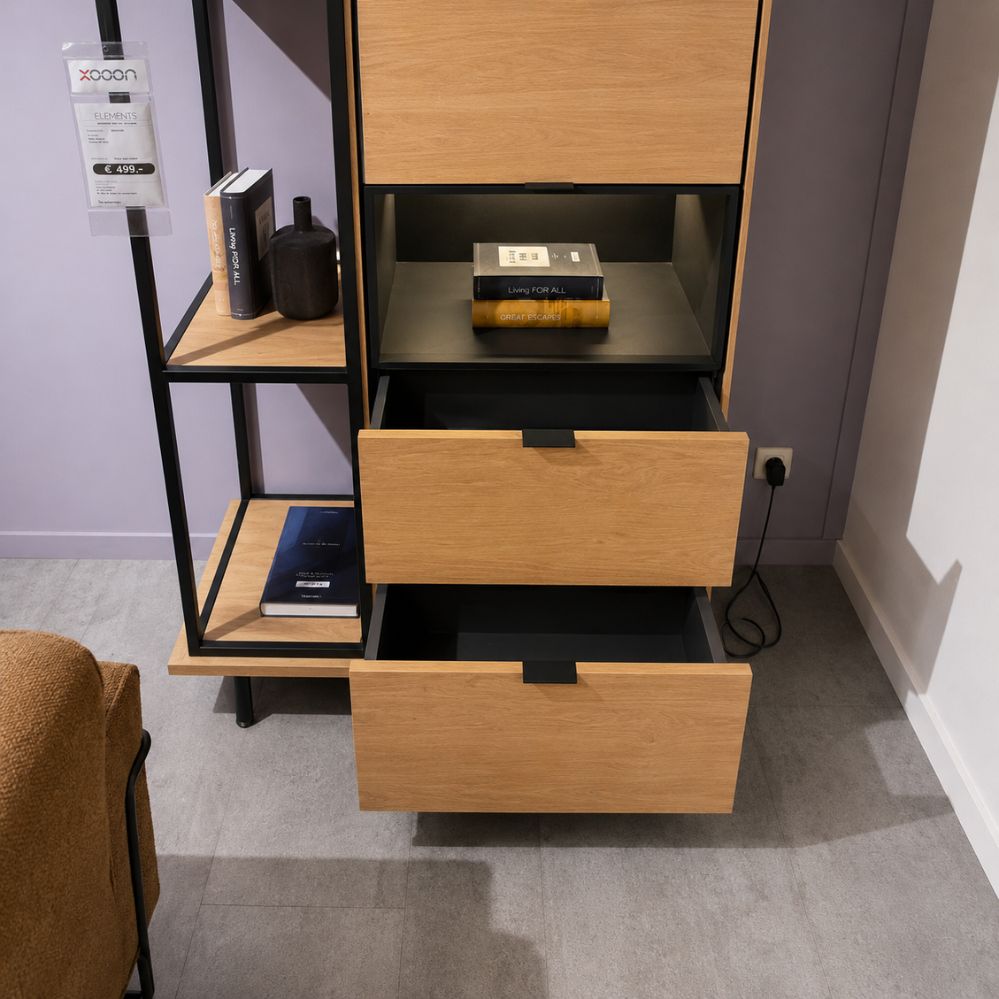Detail van de twee geopende laden en open niches van de XOOON Elements wandkastopstelling – toonzaalmodel Sint-Gillis-Waas