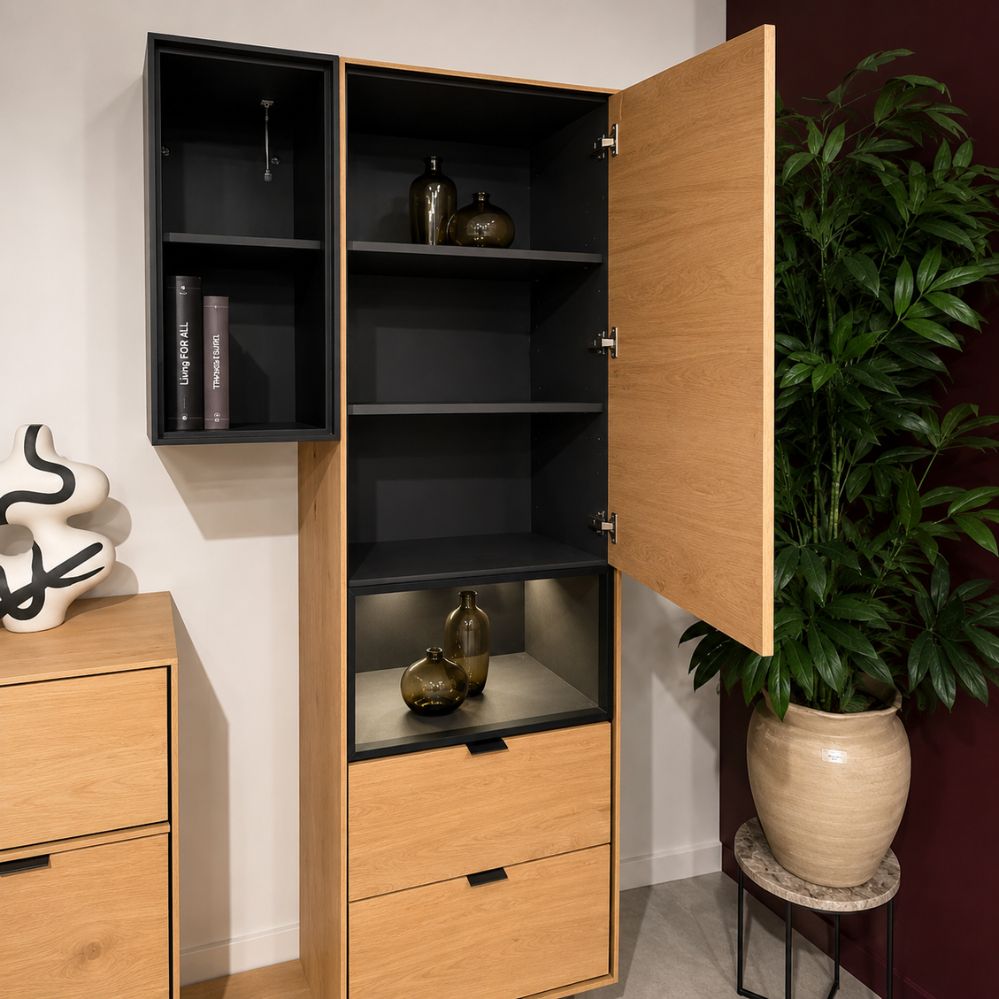 Smalle XOOON Elements bergkast met geopende deur, legplanken en verlichte presentatieniche – toonzaalmodel Sint-Gillis-Waas