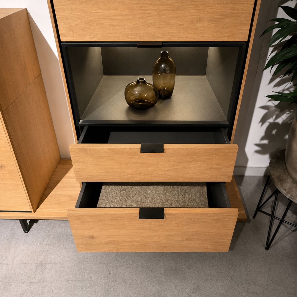 Detail van de twee geopende laden van de XOOON Elements smalle bergkast – toonzaalmodel Sint-Gillis-Waas