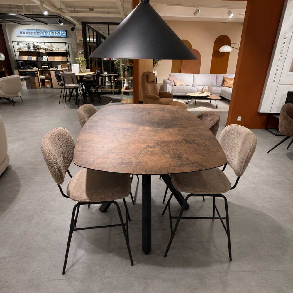 Vooraanzicht van de XOOON Masura bartafel met roestkleurig Primo Laminato tafelblad – toonzaalmodel Sint-Gillis-Waas