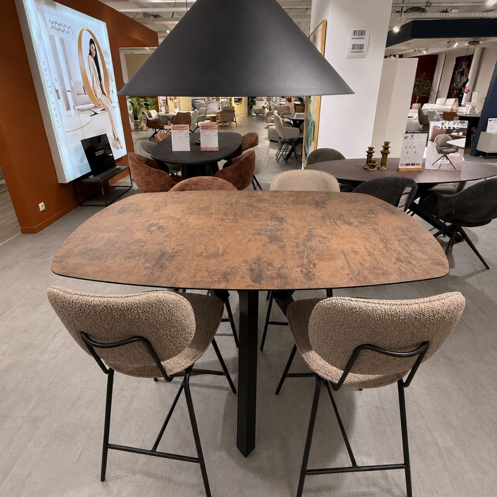 Bovenaanzicht van het ovale roestkleurige tafelblad van de XOOON Masura bartafel – toonzaalmodel Sint-Gillis-Waas