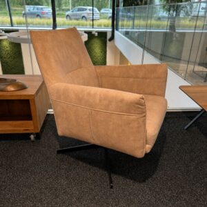 XOOON Matera draaifauteuil in crèmekleurige Karese stof – toonzaalmodel Sint-Gillis-Waas