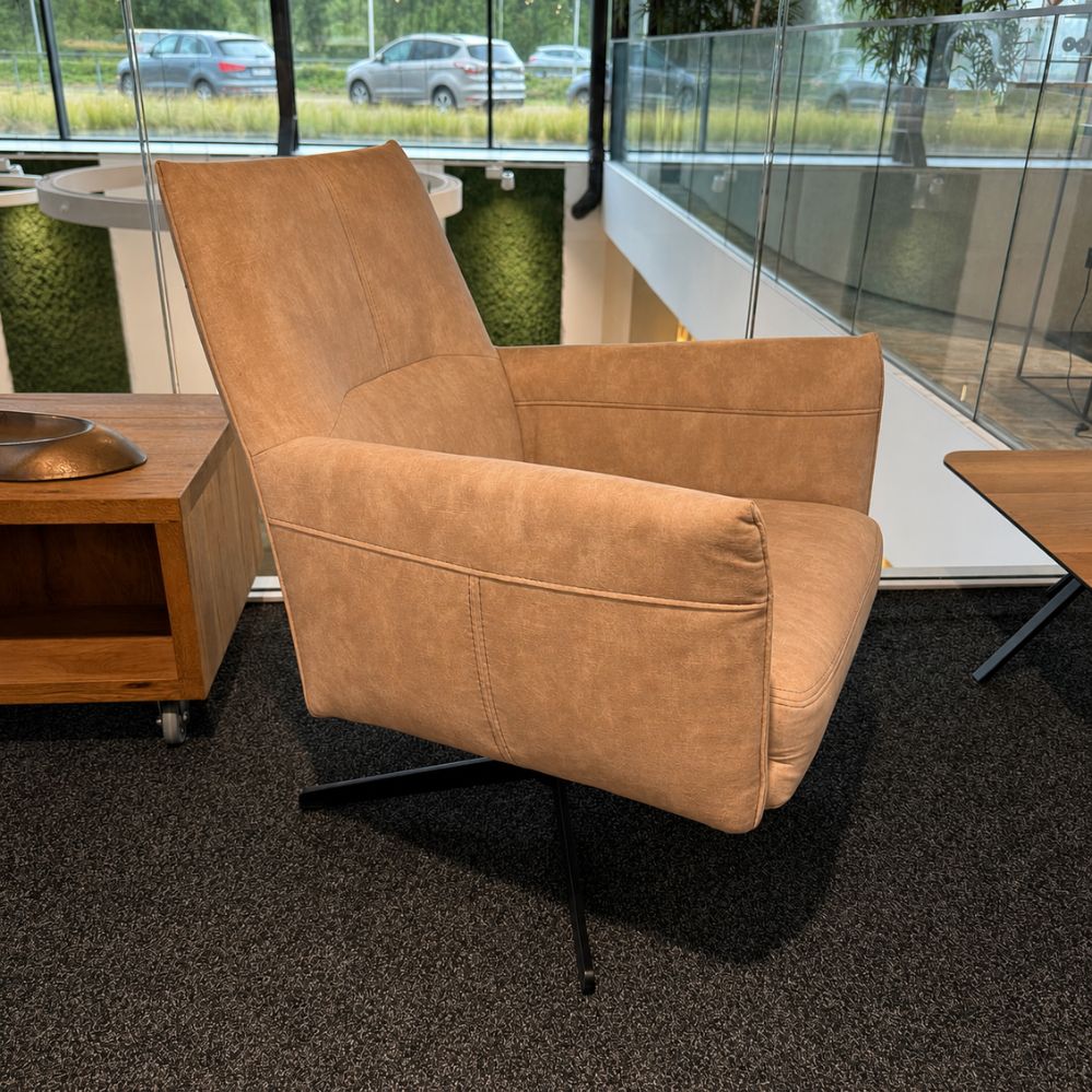 XOOON Matera draaifauteuil in crèmekleurige Karese stof – toonzaalmodel Sint-Gillis-Waas