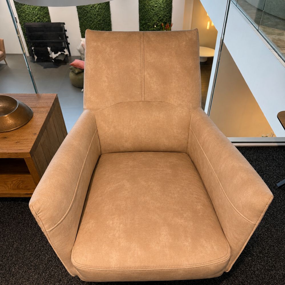 Zijaanzicht van de XOOON Matera fauteuil met crèmekleurige Karese stof – toonzaalmodel Sint-Gillis-Waas
