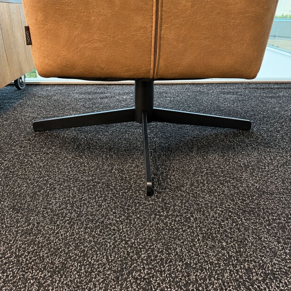 Zwarte metalen sterpoot van de XOOON Matera draaifauteuil – toonzaalmodel Sint-Gillis-Waas