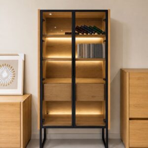 XOOON Modali vitrine van 96 cm in naturel eikenfineer met glazen deuren en LED-verlichting – toonzaalmodel Sint-Gillis-Waas
