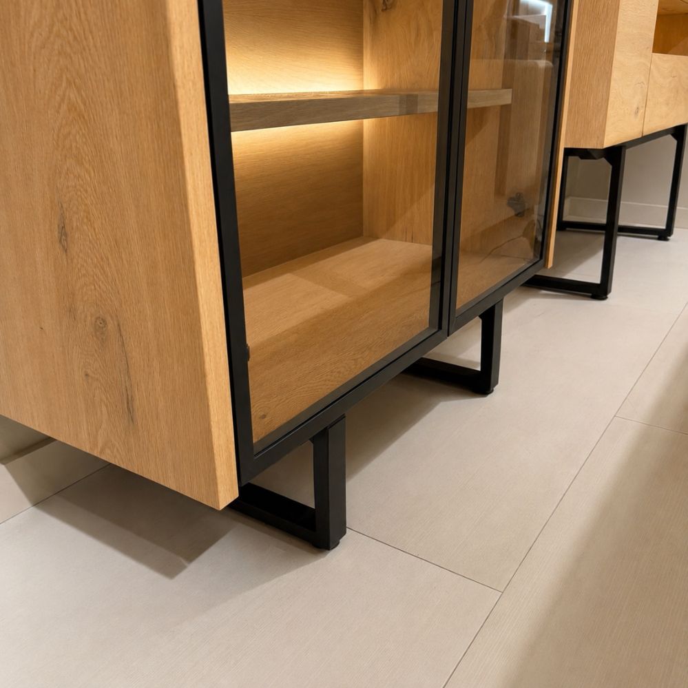 Zwart metalen onderstel van de XOOON Modali vitrine in naturel eikenfineer – toonzaalmodel Sint-Gillis-Waas