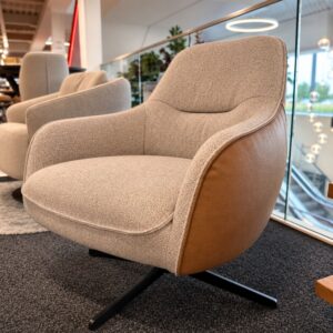 XOOON Oviedo draaifauteuil met lichtgrijze voorzijde en cognackleurige achterzijde – toonzaalmodel Sint-Gillis-Waas