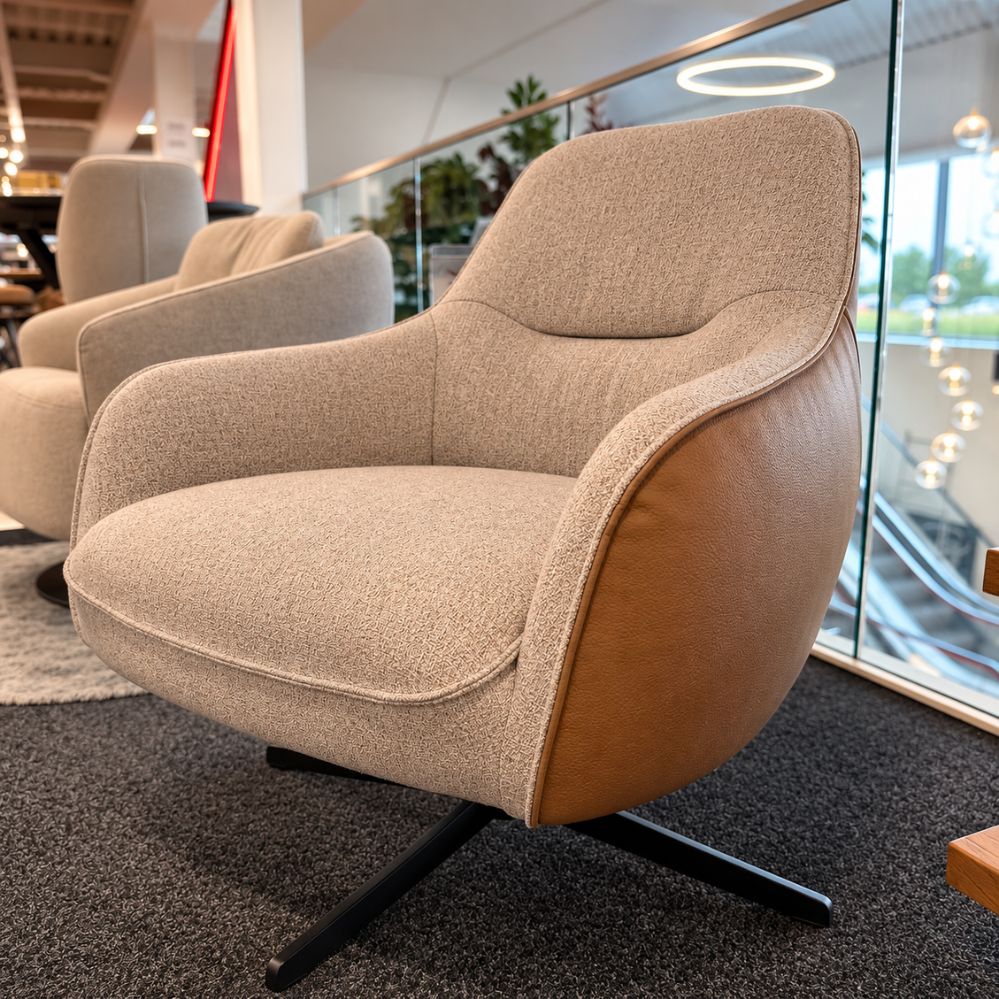 XOOON Oviedo draaifauteuil met lichtgrijze voorzijde en cognackleurige achterzijde – toonzaalmodel Sint-Gillis-Waas