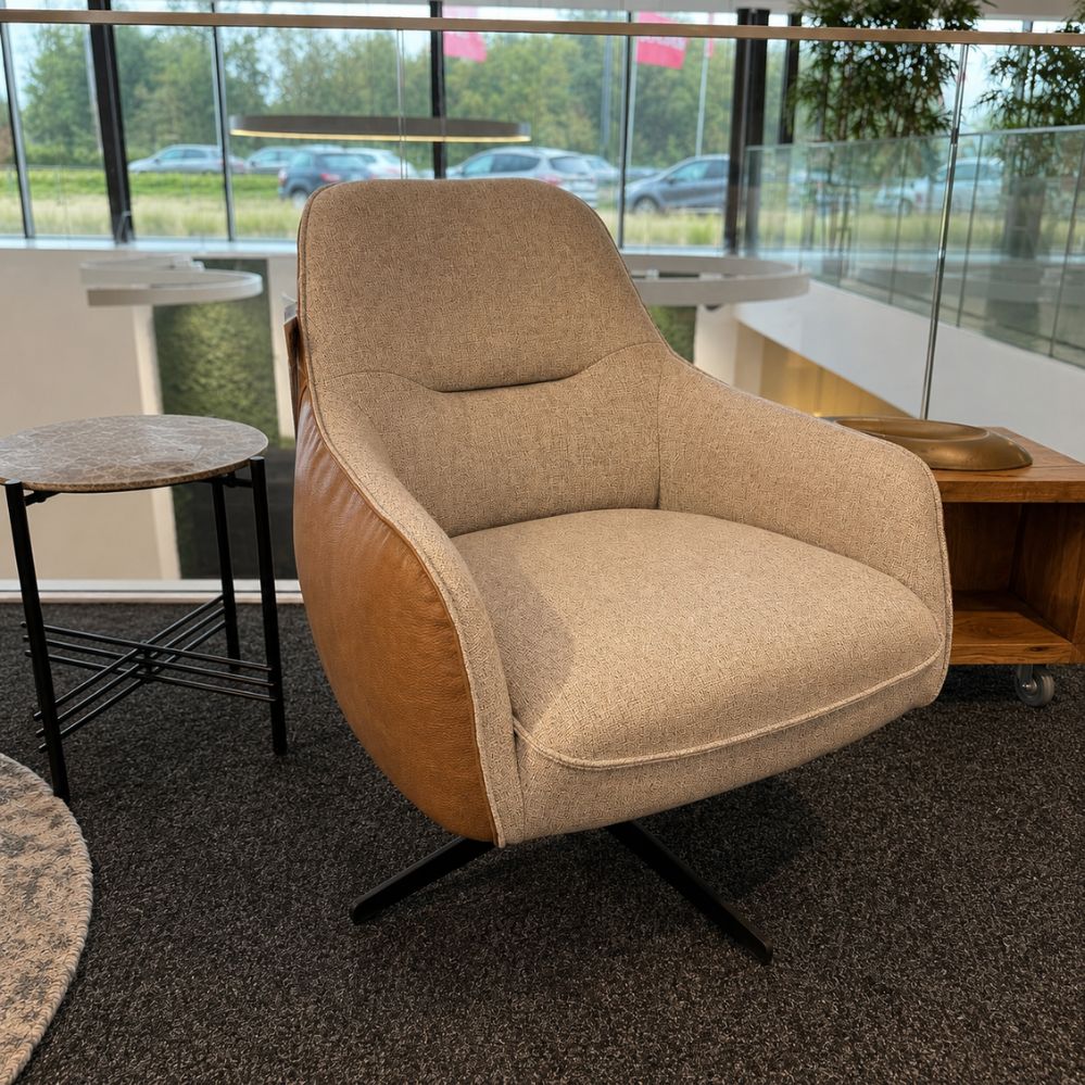 Vooraanzicht van de XOOON Oviedo fauteuil met lichtgrijze Lady stof – toonzaalmodel Sint-Gillis-Waas
