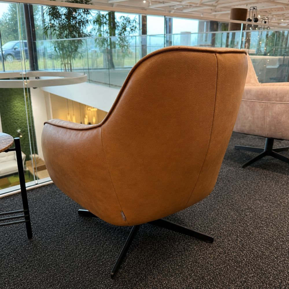 Achteraanzicht van de XOOON Oviedo draaifauteuil met zwarte metalen sterpoot – toonzaalmodel Sint-Gillis-Waas