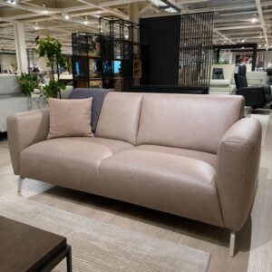 XOOON Twist 2,5-zitsbank in camel als toonzaalmodel in Sint-Gillis-Waas