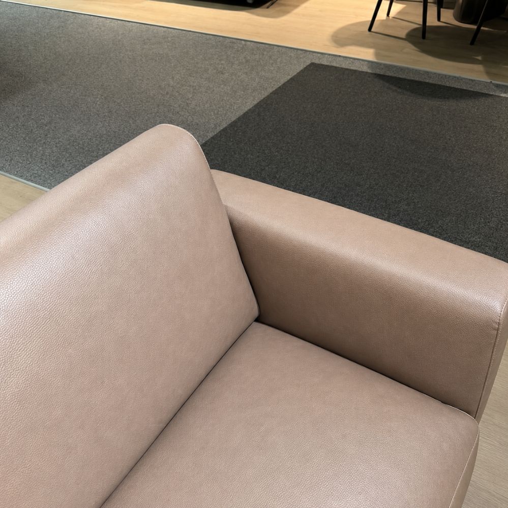 Detail van de Pala stof in camel op de XOOON Twist 2,5-zitsbank