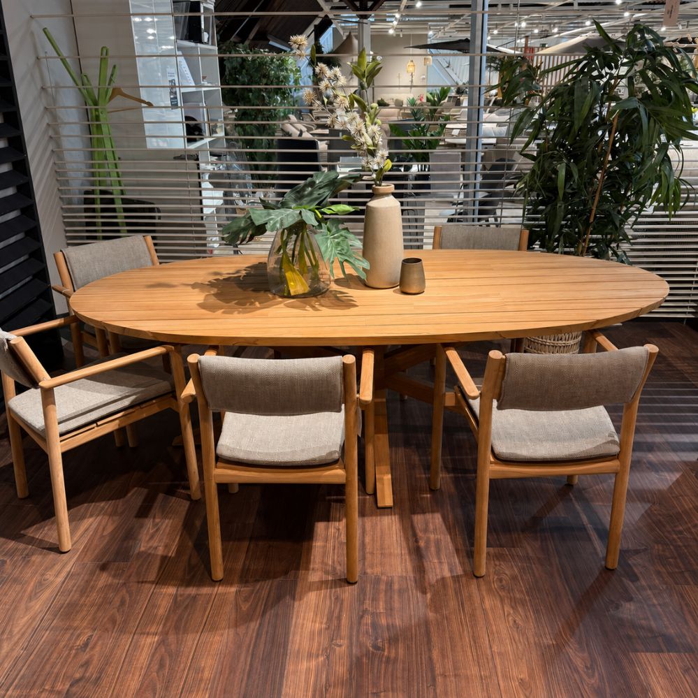 4 Seasons Outdoor Prado outdoor eettafel 240 × 115 cm in naturel teak – toonzaalmodel bij Meubelen Verberckmoes Sint-Gillis-Waas