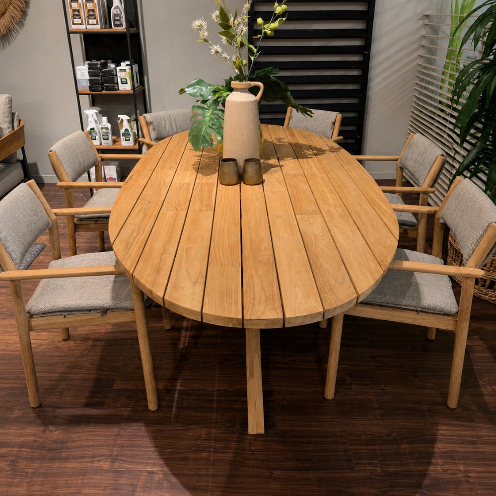 Vooraanzicht van de 4 Seasons Outdoor Prado ellipsvormige teakhouten eettafel – toonzaalmodel Sint-Gillis-Waas