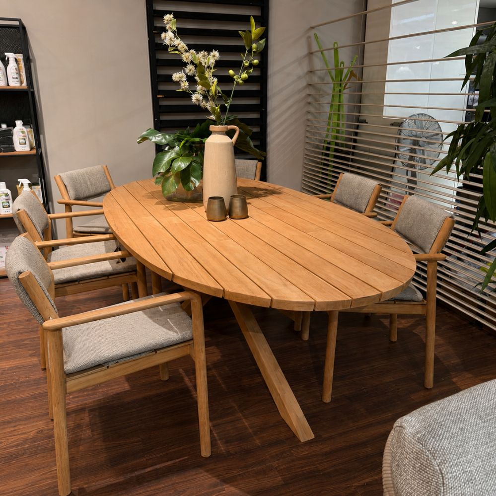 Bovenaanzicht van het lattenblad van de 4 Seasons Outdoor Prado outdoor eettafel in naturel teak