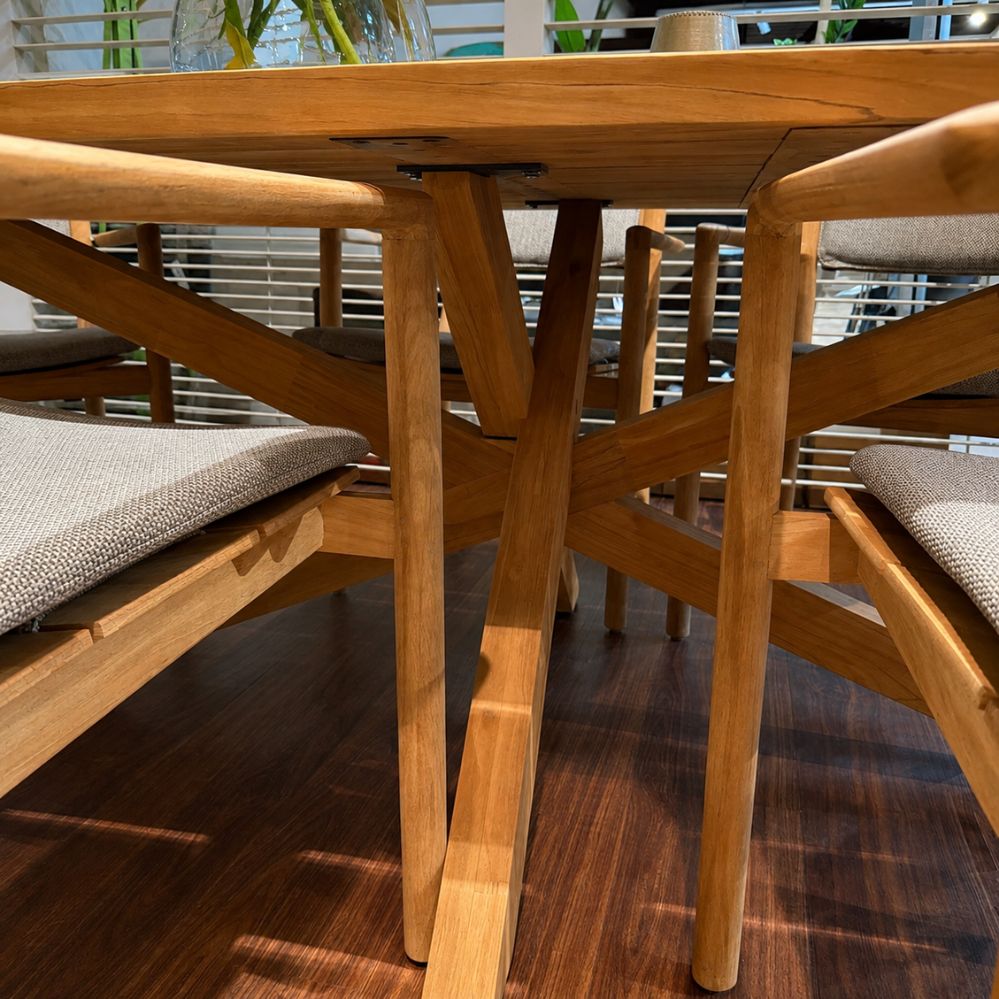 Gekruist teakhouten onderstel van de 4 Seasons Outdoor Prado eettafel – toonzaalmodel bij Meubelen Verberckmoes