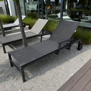 4 Seasons Outdoor Regina verrijdbaar ligbed in Matt Carbon met textileen ligvlak als terrasmodel bij Verberckmoes Tuinmeubelen Temse