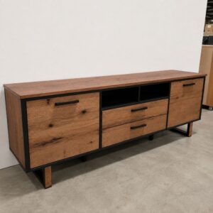 Henders & Hazel Oxford dressoir van 230 cm in naturel hout met zwarte accenten als toonzaalmodel bij Meubelen Verberckmoes Sint-Gillis-Waas
