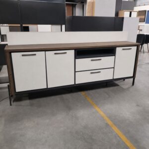 Henders & Hazel Shirley dressoir van 240 cm met witte fronten en Tramwood fineer als toonzaalmodel bij Meubelen Verberckmoes Sint-Gillis-Waas