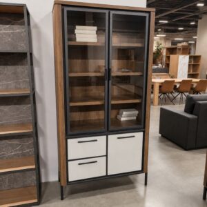 Henders & Hazel Shirley vitrinekast met glasdeuren, witte fronten en Tramwood fineer als toonzaalmodel bij Meubelen Verberckmoes Sint-Gillis-Waas
