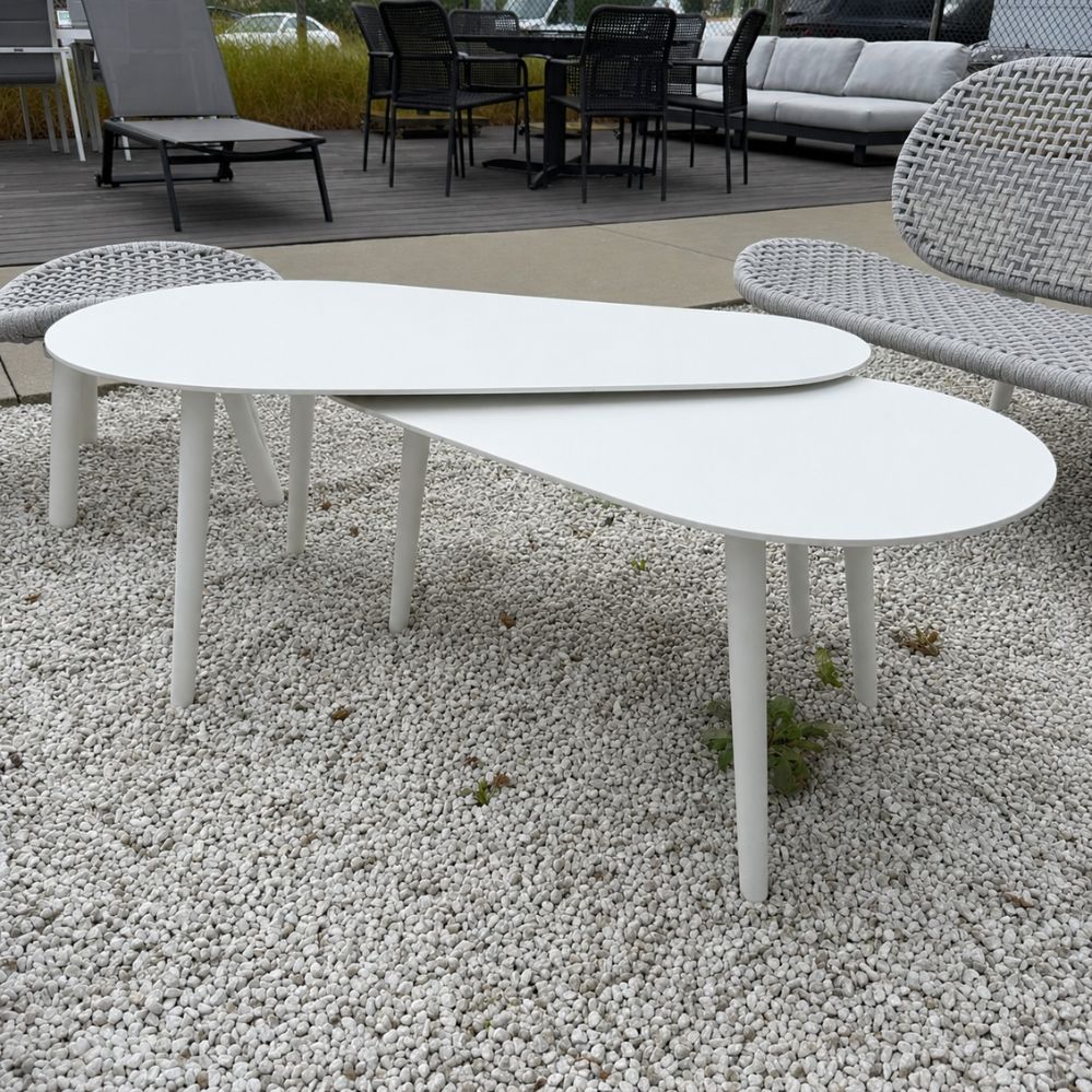 Jati Kebon Amazone set van 2 witte aluminium bijzettafels – terrasmodel bij Verberckmoes Tuinmeubelen Temse.