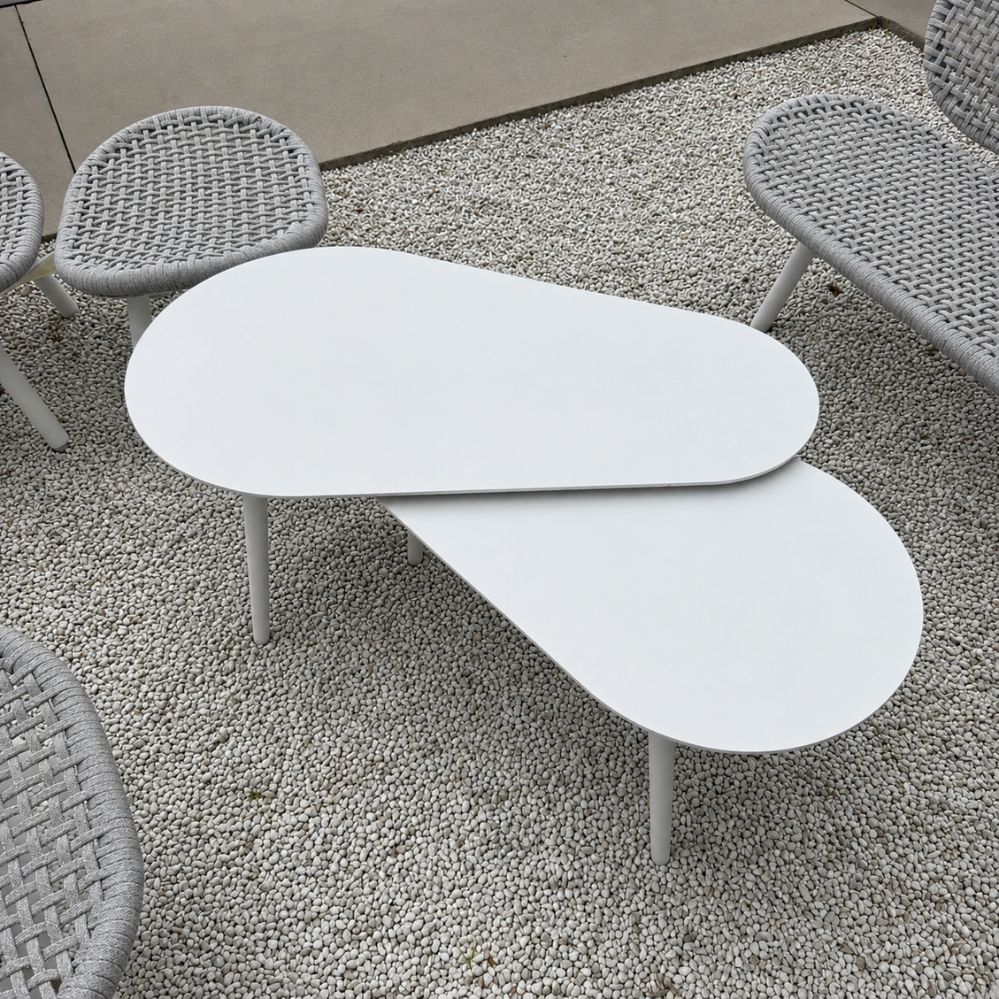 Bovenaanzicht van de Jati Kebon Amazone bijzettafels in wit mat aluminium – set van 2 terrasmodellen in Temse.