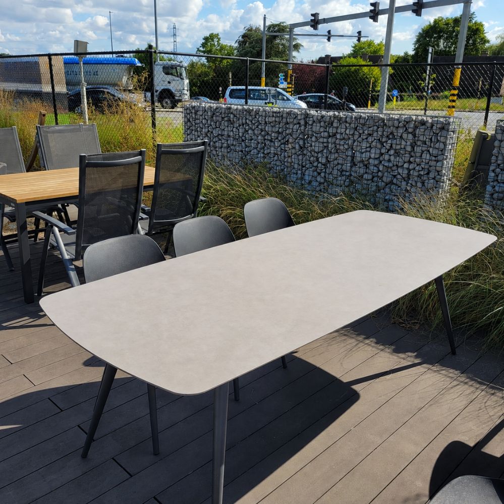 Jati Kebon Amazone tuintafel 240 × 100 cm met charcoal aluminium frame en cementgrijs keramisch tafelblad als terrasmodel bij Verberckmoes Tuinmeubelen Temse