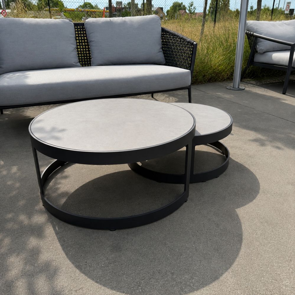 Jati Kebon Burford set van 2 ronde salontafels met charcoal aluminium frames en keramische tafelbladen in Cement Grey als terrasmodel bij Verberckmoes Tuinmeubelen Temse