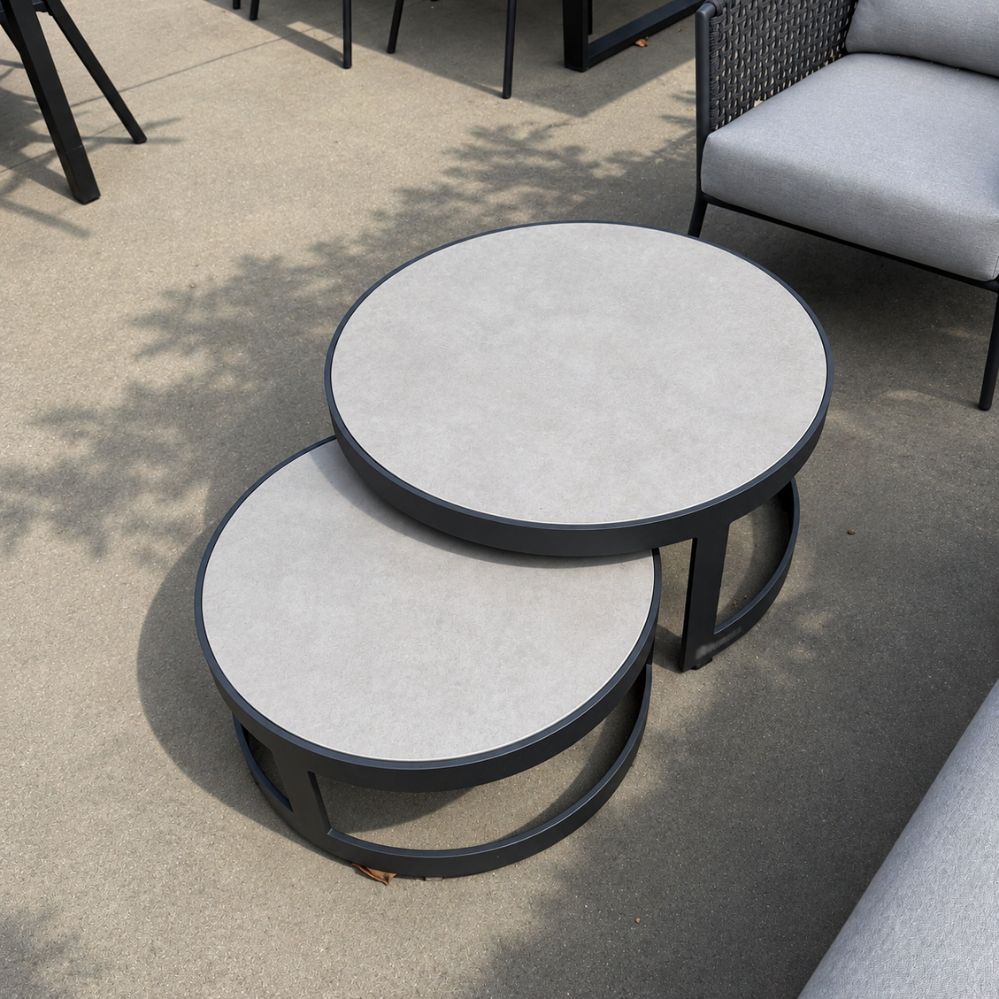 Bovenaanzicht van de twee ronde Jati Kebon Burford salontafels met keramische tafelbladen in Cement Grey als terrasmodel in Temse