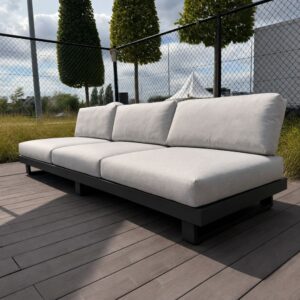 Jati Kebon Fano 3-zits loungebank met aluminium frame in charcoal mat en kussens in Sunbrella Natté Grey Chiné als terrasmodel bij Verberckmoes Tuinmeubelen Temse